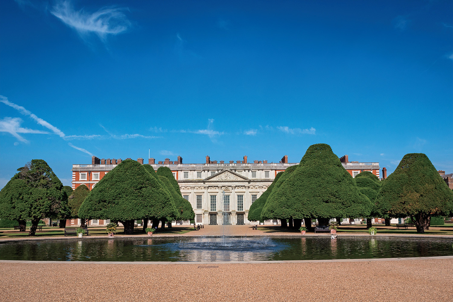 Хэмптон-корт – старинная резиденция английских королей, раскинувшаяся на левом берегу реки Темзы на территории 328 га
