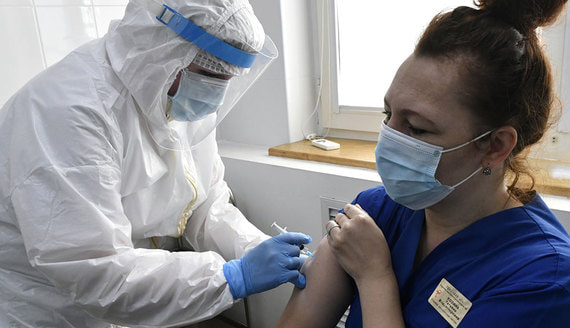 Гинцбург назвал срок вакцинации от коронавируса врачей и учителей
