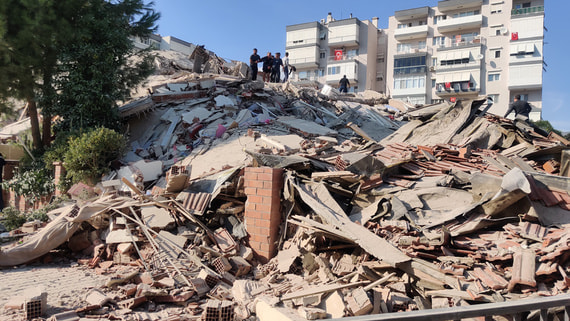 В результате землетрясения в Измире погибло не менее четырех человек