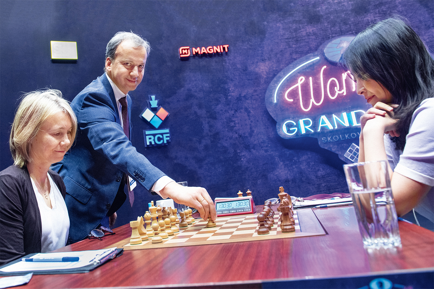 Символический первый ход в матче серии Гран-при FIDE среди женщин 2019–2020