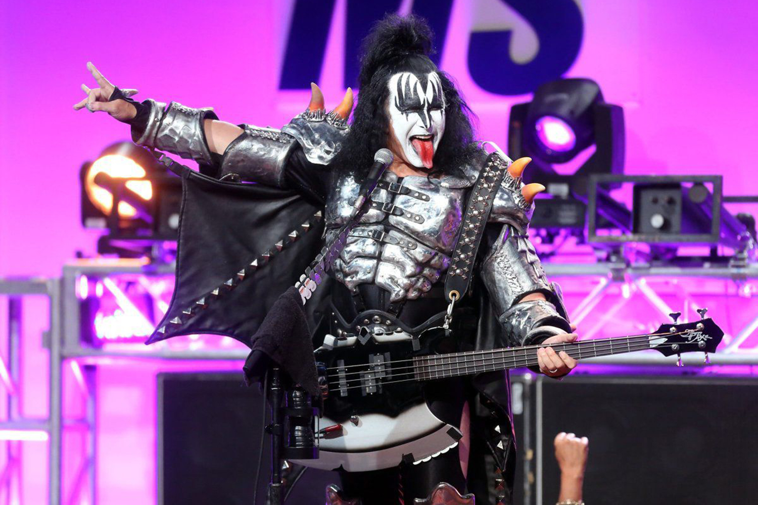 Джин Симмонс – один из основателей группы Kiss, сценический псевдоним – Демон (The Demon). Является автором и соавтором большинства хитов группы