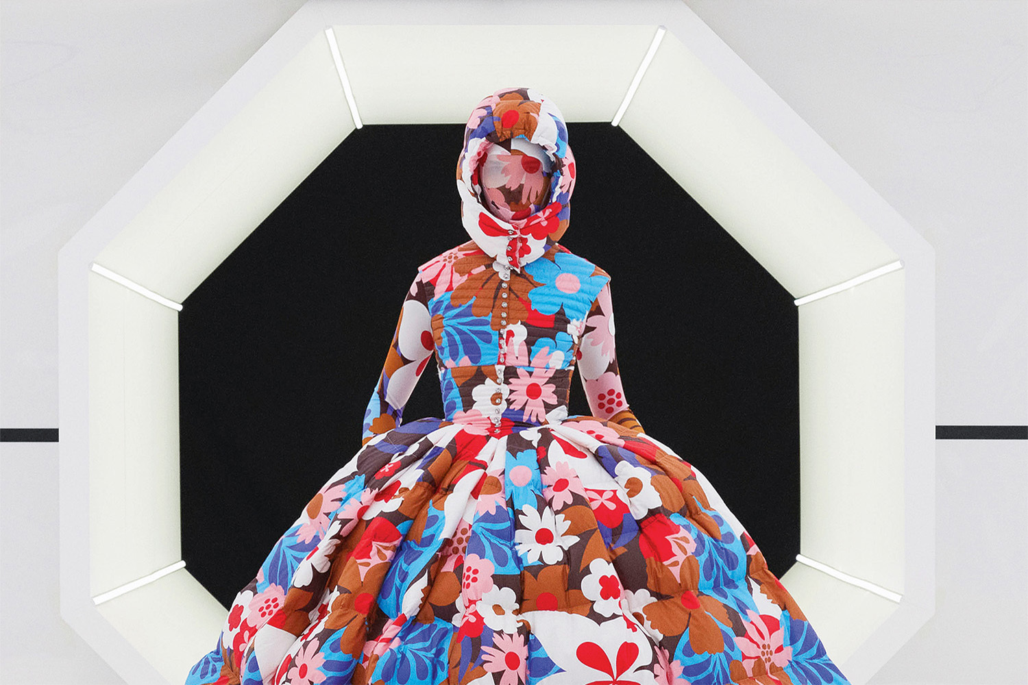 Пуховик из линии Moncler Genius, коллаборация с Richard Quinn