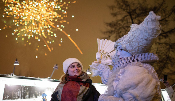 Более половины россиян поддержали отмену новогодних гуляний по всей стране