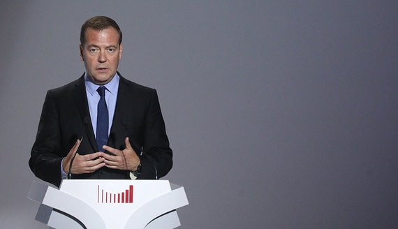Медведев призвал бороться с оказывающими негативное влияние зарубежными НПО