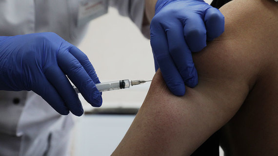 Гинцбург допустил вакцинацию большей части граждан от коронавируса в 2021 году