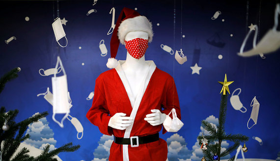 Как мир готовится к Новому году и Рождеству в пандемию. Фотогалерея
