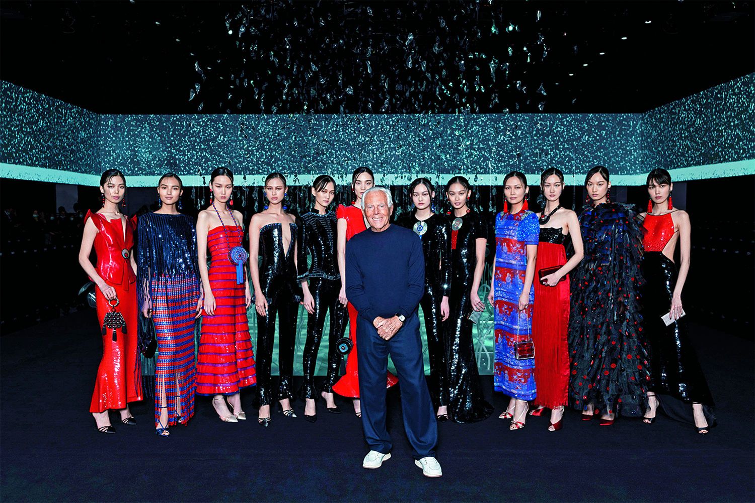 Джорджо Армани и модели, одетые в наряды Armani Prive