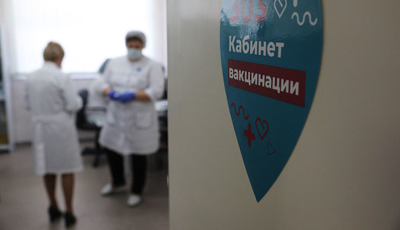 Собянин анонсировал вакцинацию от COVID-19 рабочих и журналистов