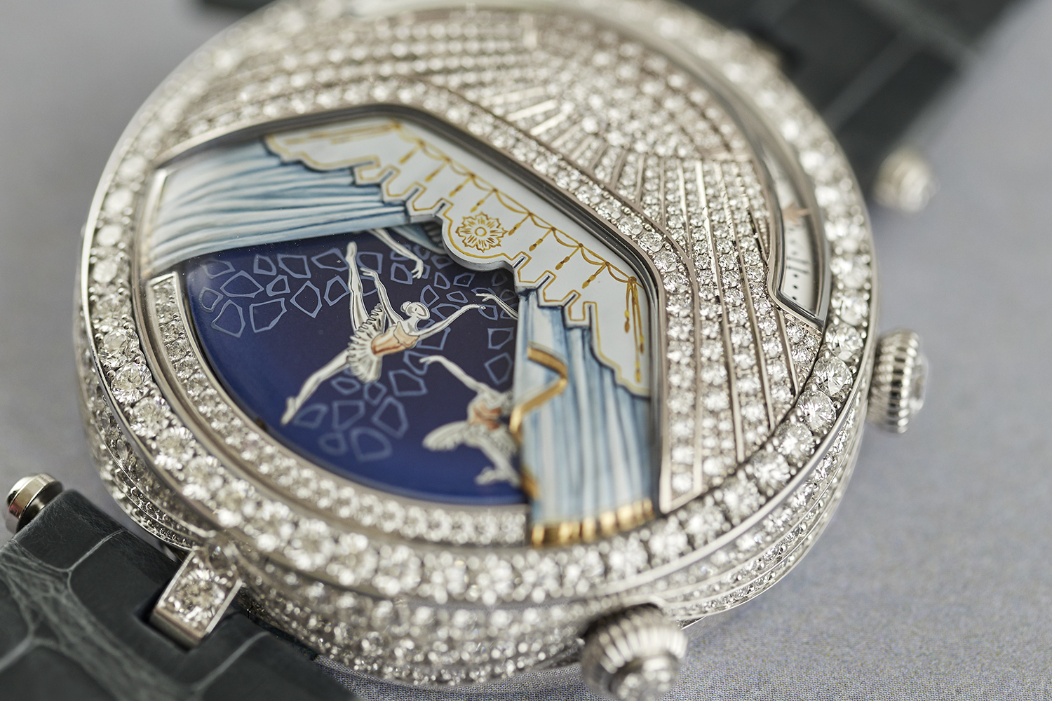 На трех моделях часов Lady Arpels Ballerines Musicales разворачиваются три акта балета «Драгоценности»