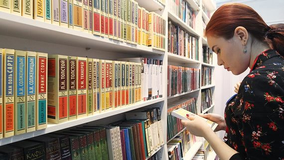 Издатели и продавцы назвали самые популярные в России книги десятилетия