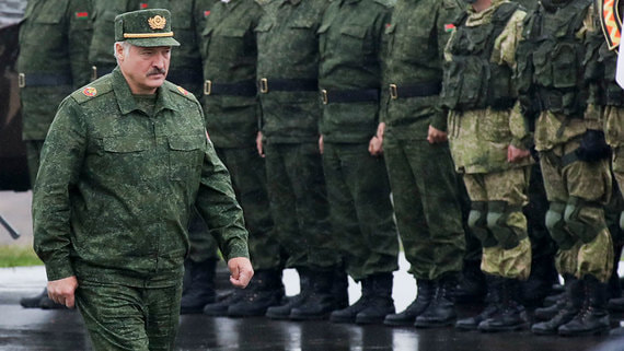 Белорусский ОМОН наградил Лукашенко высшим знаком отличия