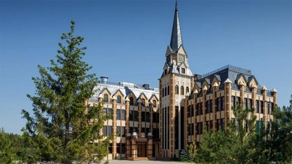 Частная школа, построенная рядом с поселком «Ламбери» в Энколове, – пока исключение, а не правило на загородном рынке Ленинградской области