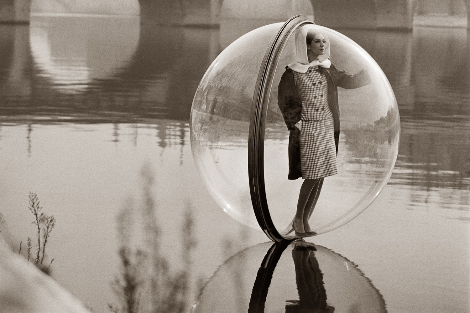 Melvin Sokolsky. Bubble on the Seine, 1963