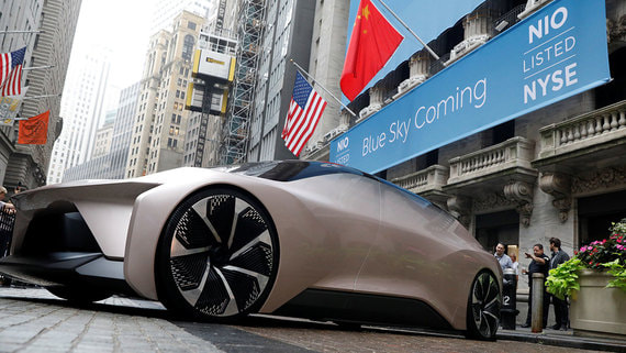 Пока лидером по продажам электромобилей в Китае остается американская Tesla. В 2020 г. ее поставки в Китае составили 147 445 шт., на втором месте — компания NIO (на фото их IPO в 2018 г.)