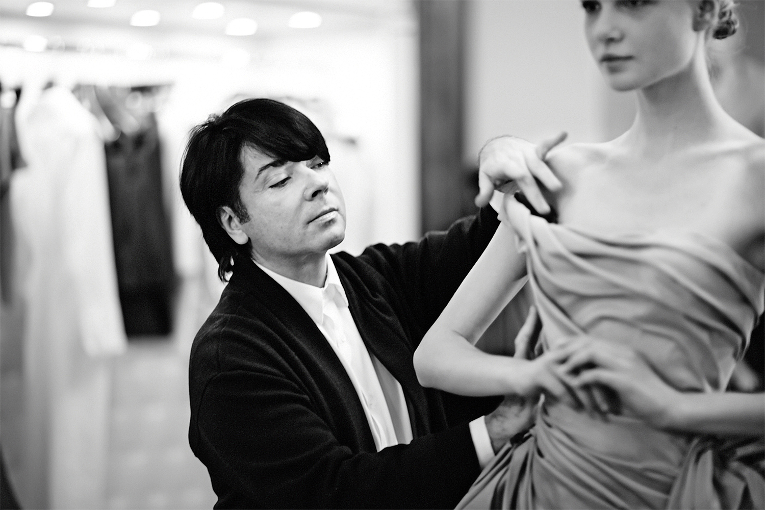 Российский дизайнер моды Валентин Юдашкин за работой