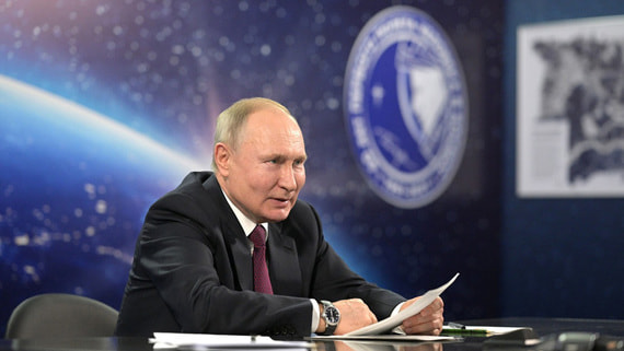 Путин рассказал о решении повысить зарплаты космонавтам