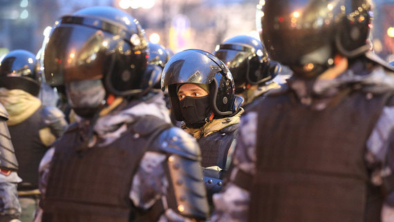 На акциях протеста в Москве и Санкт-Петербурге начались задержания