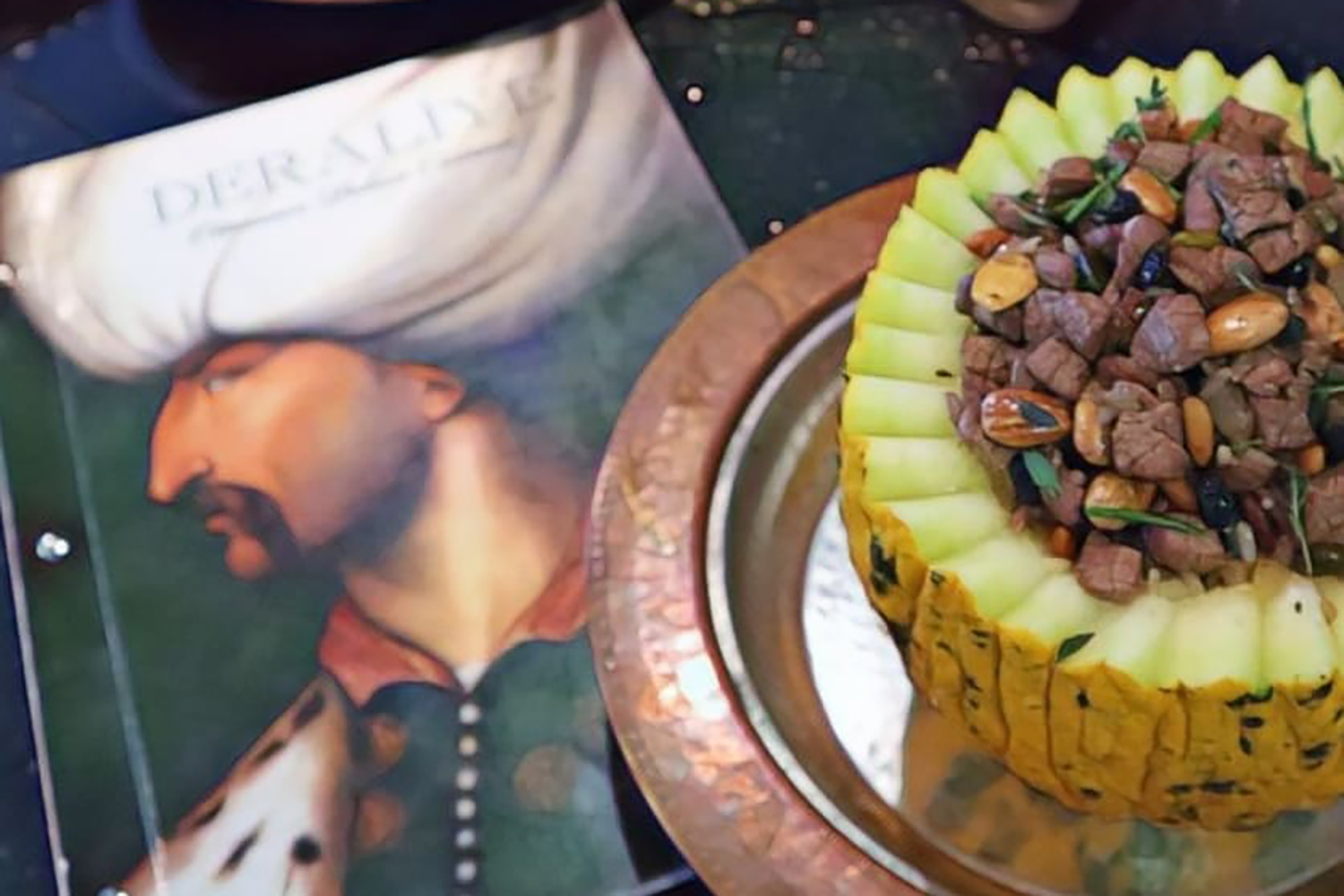 Дыня, фаршированная говядиной с добавлением корицы, миндаля и розмарина