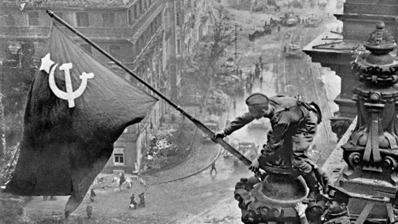 1 мая 1945 года в Берлине над Рейхстагом появилось Знамя Победы. Фотогалерея
