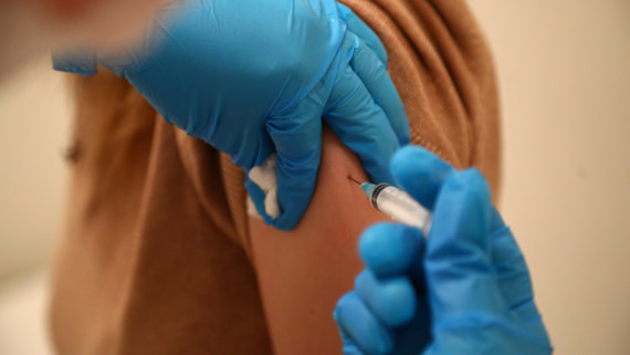 Минздрав раскрыл детали вакцинации иностранцев от коронавируса в России
