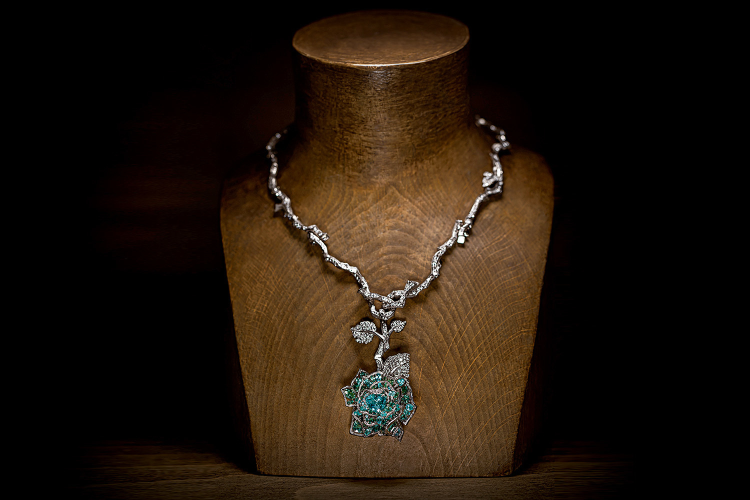 Бриллиантовое колье с центральным элементом в виде цветка розы и мадагаскарским турмалином в ее сердцевине