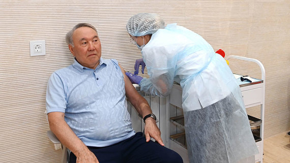 Назарбаев привился от коронавируса «Спутником V»