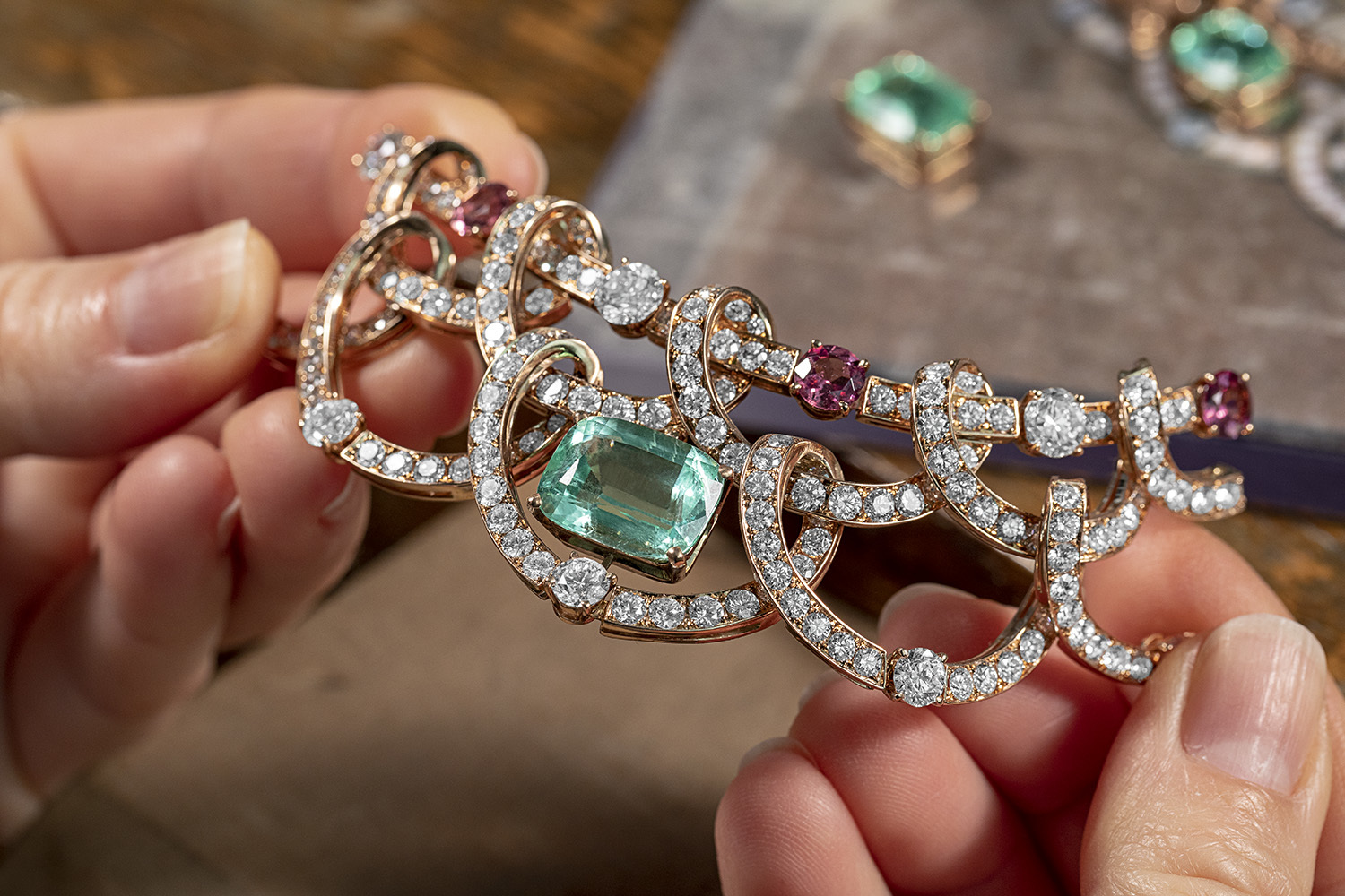 Коллекция украшений Colour Journeys состоит из семнадцати предметов, которые были созданы в ювелирных мастерских Bvlgari в Риме