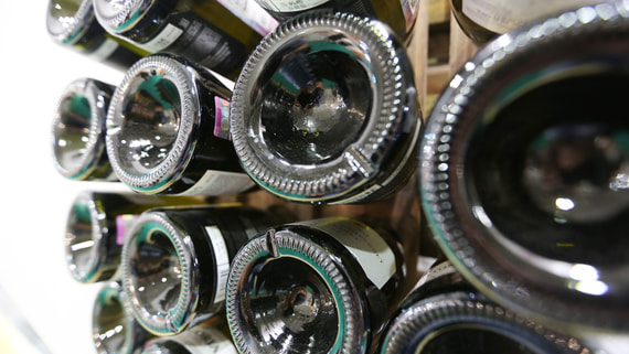 Производитель Moët & Chandon приостановит поставки шампанского в Россию