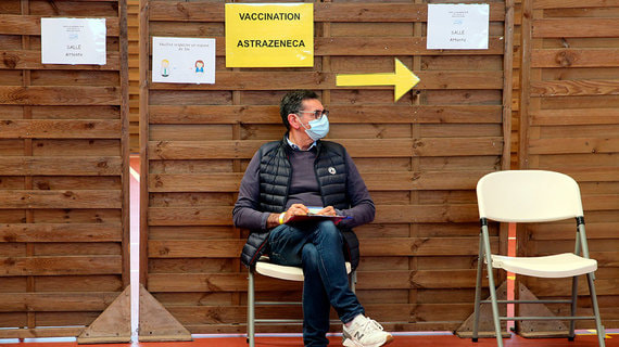Франция вводит обязательную вакцинацию от COVID-19 для сотрудников ряда сфер