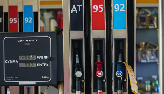 Средняя стоимость литра бензина в России за неделю выросла на 6 копеек