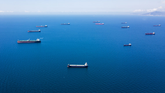 СМИ: четыре танкера потеряли контроль над управлением у берегов ОАЭ