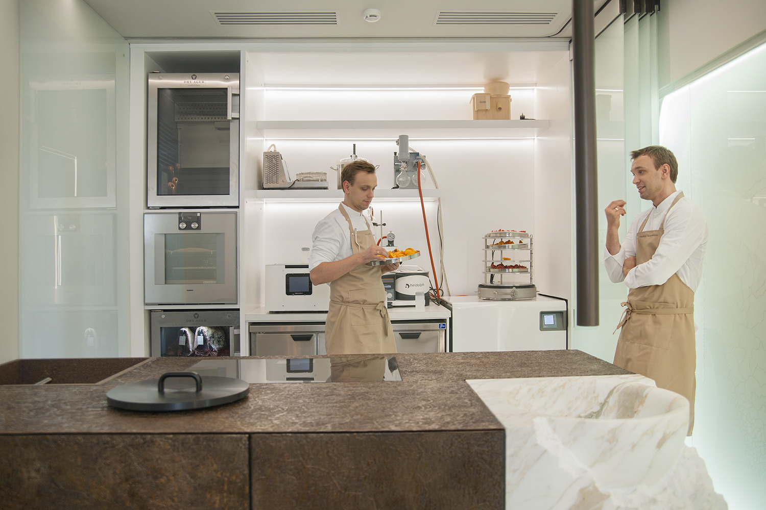 Сегодня лаборатория стала таким же обязательным подразделением модного ресторана, как заготовочный и горячий цеха