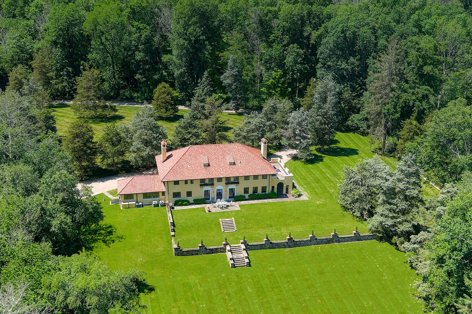 Своим названием поместье Стормфилд обязано рассказу Марка Твена