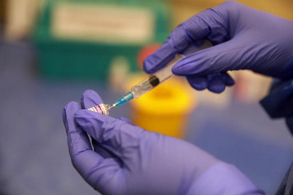 Мурашко сообщил об одобрении экспертами использования вакцины «Спутник лайт» для пожилых