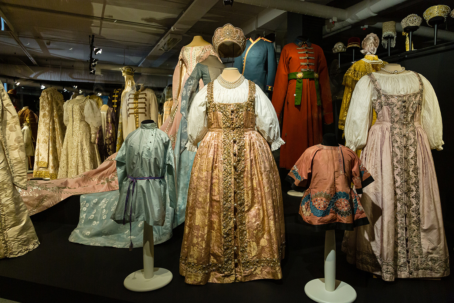 На выставке представлено более 100 костюмов, головных уборов и аксессуаров