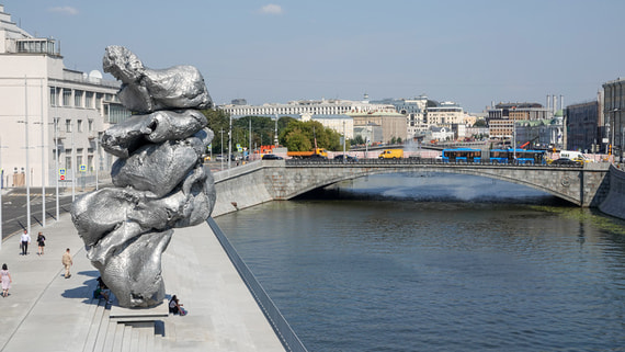 Собянин прокомментировал установку скульптуры Урса Фишера в Москве