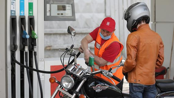 Стоимость бензина на АЗС упала впервые за 1,5 года