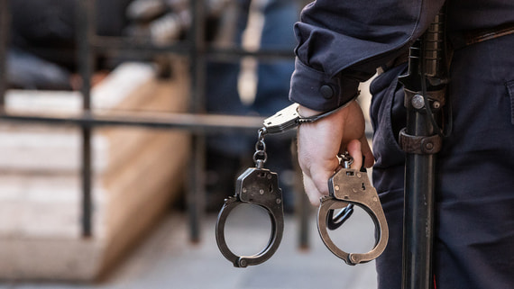 Суд арестовал двух парашютистов после прыжка с многоэтажки на Ленинском проспекте