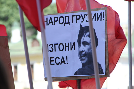 Правящая партия в Грузии опережает сторонников Саакашвили