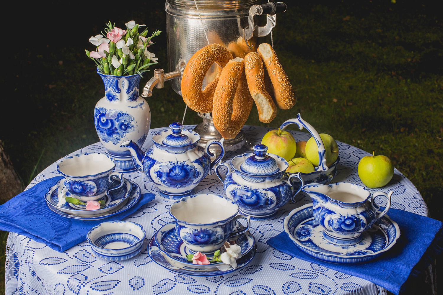 Привычный нам сине-белый вид гжель приобрела после Великой Отечественной войны