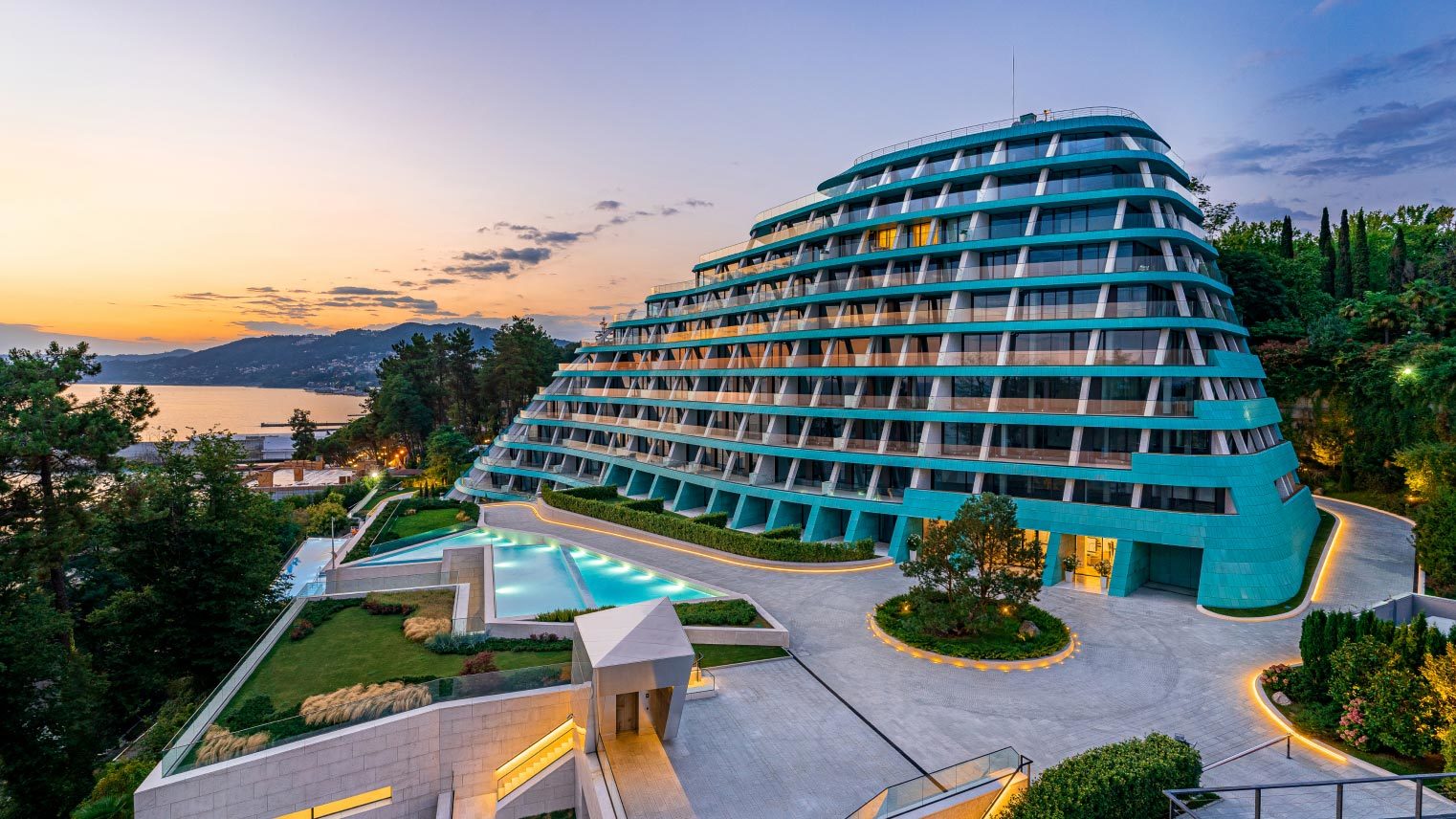 Reef Residence – клубная резиденция на первой береговой линии. Единственный готовый проект класса de luxe в Сочи. Многократный победитель российских и международных премий