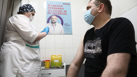 Первым компонентом вакцины от COVID-19 в России привились свыше 51 млн