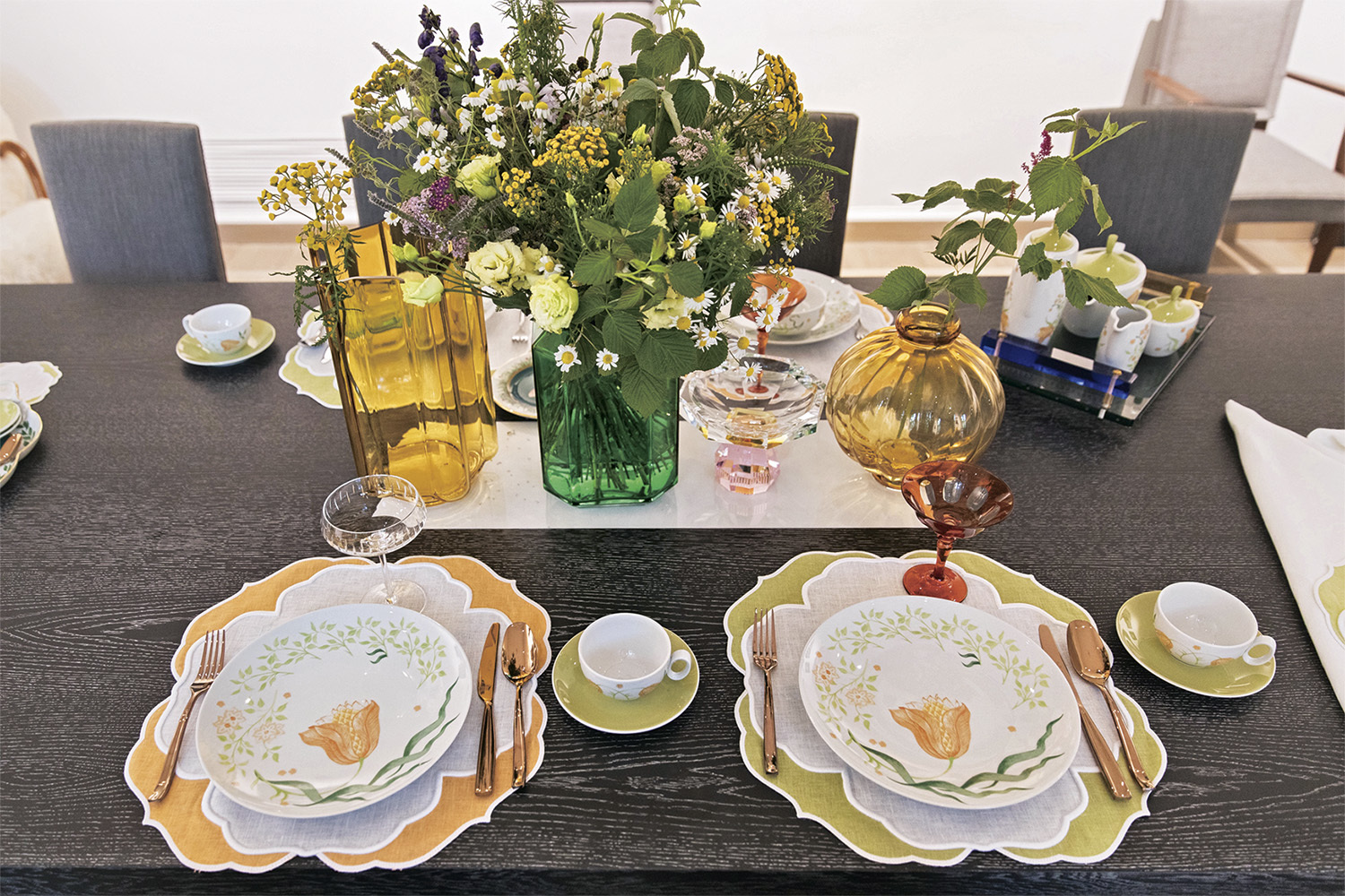 Узоры нанесены на фарфор во французской технике деколь