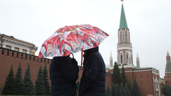 Сильный ветер в Москве повредил зубец со стены Кремля