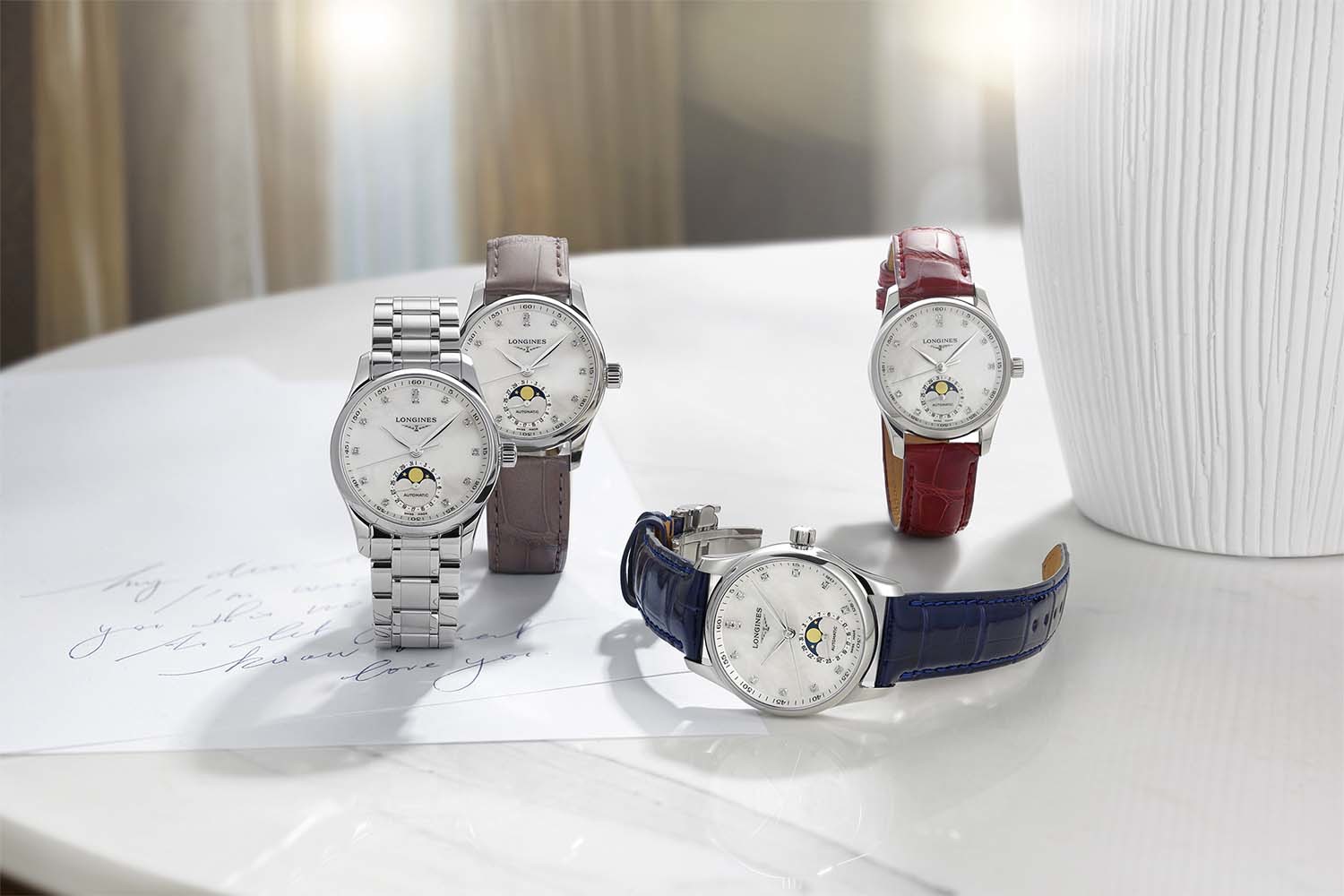 В Master Collection, одной из главных коллекций Longines 2021 года, механические часы вечно актуального дизайна в круглых корпусах дополнены всевозможными «полезными» усложнениями