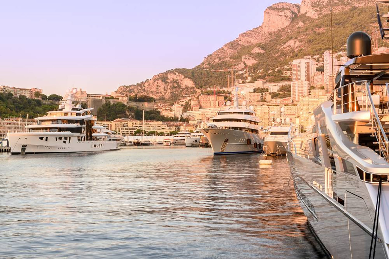 На MYS 2021 было представлено 100 суперъяхт, из них 37 новинок