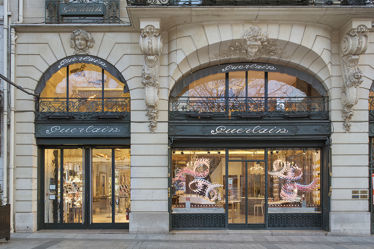 Выставка работает в здании исторического бутика модного Дома