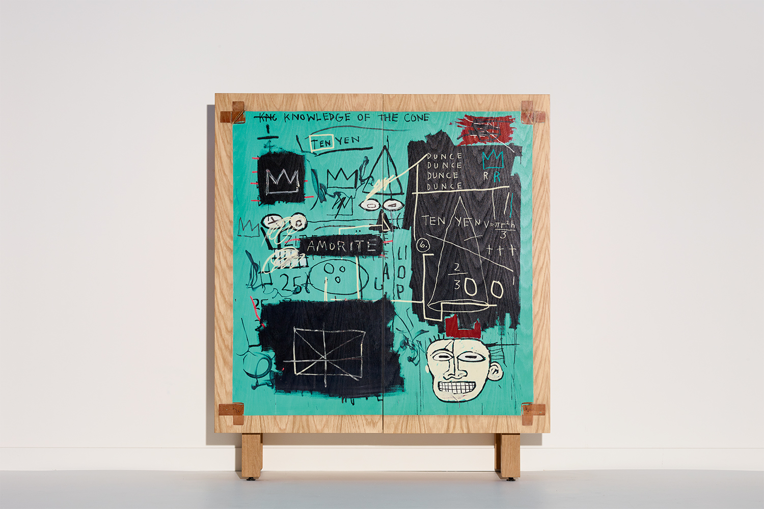 На створках адвент-календаря Tiffany & Co., созданного в виде кабинета редкостей, воспроизведена картина художника Жана-Мишеля Баскии «Равный Пи» 1982 года