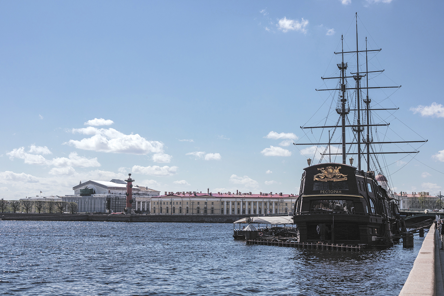 Трехмачтовый парусник «Летучий Голландец»