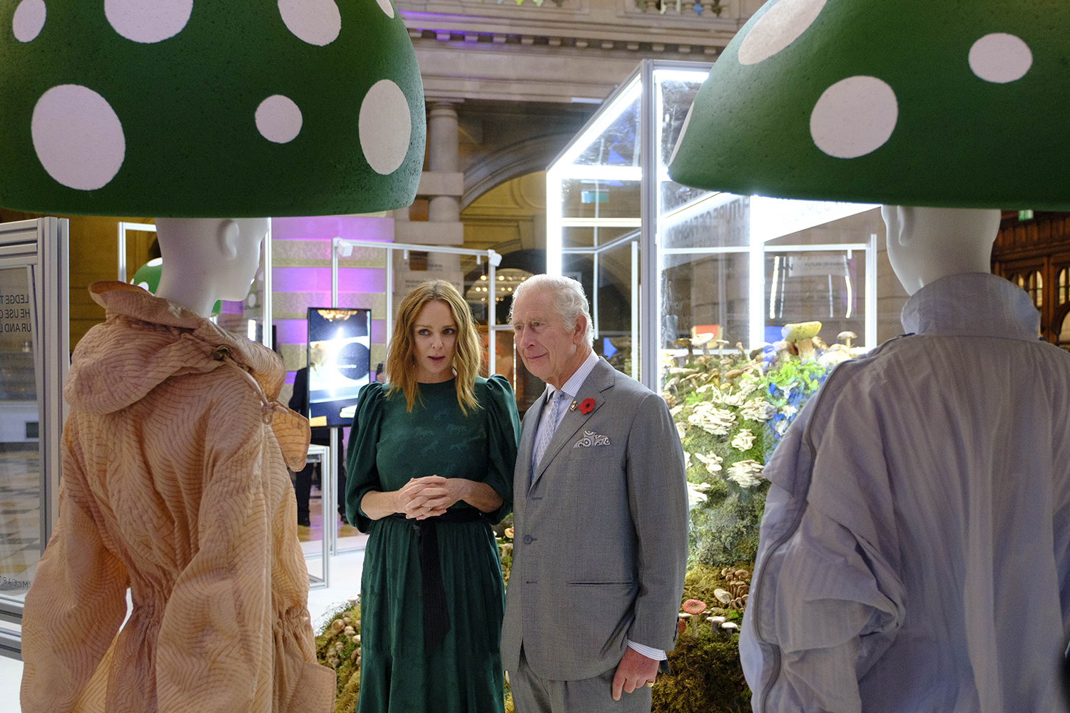 Выставка рассказывает о новых экопроектах для индустрии моды. На фото: дизайнер Стелла Маккартни и принц Чарльз 